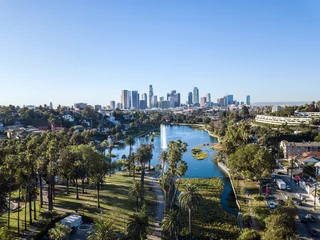 Deurstickers Los Angeles Dronezicht op Echo Park en de LA Skyline