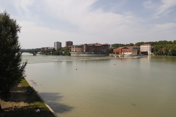 Fototapeta na wymiar La Garonne à Toulouse, Haute-Garonne 