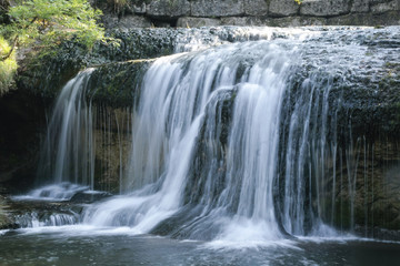 Obraz premium Wodospady Herisson w Jurze we Francji