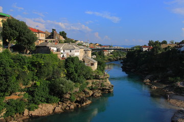 Fototapeta na wymiar Bośnia i Hercegowina - Mostar, krajobraz wokół rzeki Neretwa widziany ze Starego Mostu.