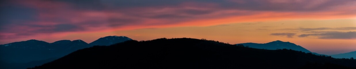 Panoramica del basso appennino al tramonto