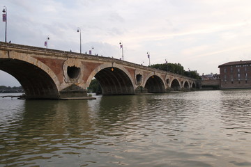 Fototapeta na wymiar Pont Neuf sur la Garonne à Toulouse, Haute Garonne