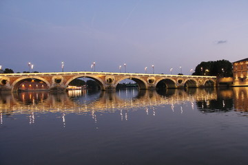 Fototapeta na wymiar Pont Saint-Pierre sur la Garonne de nuit à Toulouse, Haute Garonne 