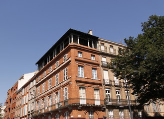 Fototapeta na wymiar Immeuble en briques rouge à Toulouse, Haute Garonne 