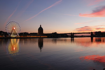 Fototapeta premium Coucher de soleil sur la Garonne à Toulouse, Haute Garonne 