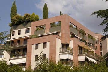 Fototapeta na wymiar Terrasse sur le toit d'un immeuble moderne à Toulouse, Haute Garonne