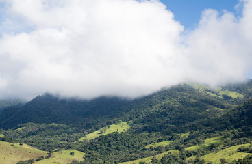 Nuvens sobre Montanha em Virgínia, Sul de Minas