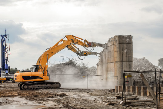 Bagger beim Abbruch einer maroden Brücke