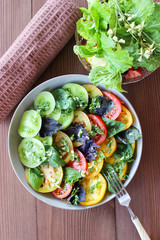 Sliced tomato with a dressing of garlic sauce