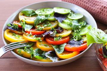 Sliced tomato with a dressing of garlic sauce