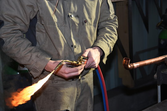chaudronnier soudure au chalumeau avec flamme
