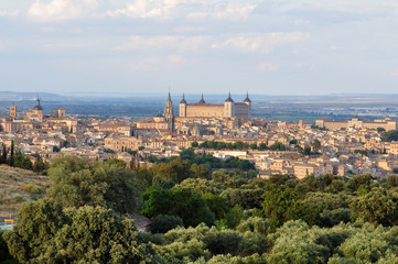 Fototapeta na wymiar Alcazar y ciudad de Toledo, España