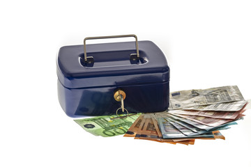 Geldkassette mit Geldscheine auf weissem Grund