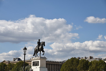 Statue &eacute;queste sur le pont Neuf &agrave; Paris, France