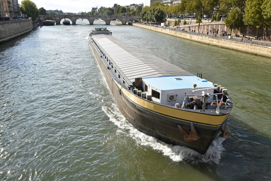 Péniche sur la Seine à Paris, France