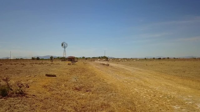 The Natural Park of Maremma it's a rural territories which begin with the first foot-hills of the hinterland and end with the sea, crossing the northern peaks of the Uccellina Mountains.