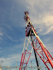 Wieża nadawczo-odbiorcza, maszt telekomunikacyjny - obrazy, fototapety, plakaty