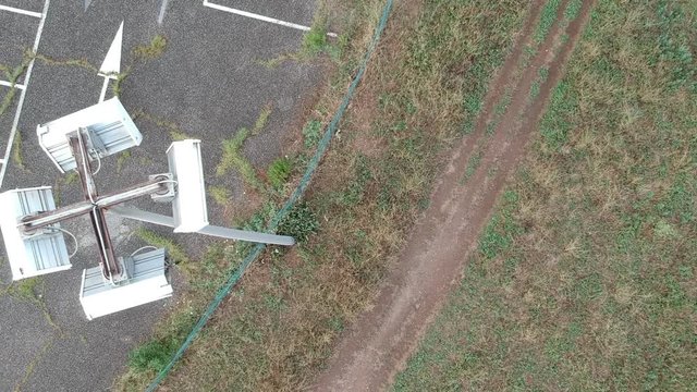Lampione sorvolato dal drone