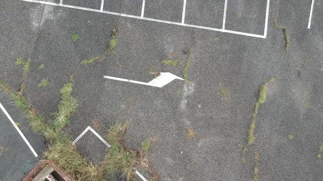 Parcheggio in disuso visto dal drone
