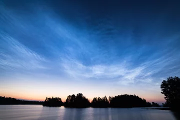 Foto op Canvas Nacht glanzende wolken boven het meer in Finland © Juhku