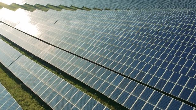 Pannelli fotovoltaici sorvolati dal drone