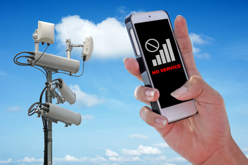 Cellular network antenna and No Service showing on the smartphone and blue sky.