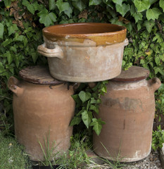 Antiguas vasijas utilizadas como decoraci&oacute;n de jard&iacute;n.