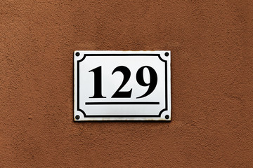 Hausnummer 129