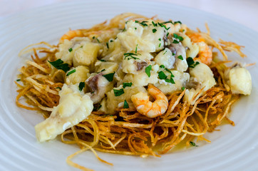 Eggs with fish, shrimps and straw potatoes