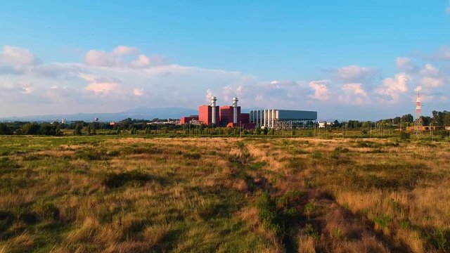 Visuale di una fabbrica in volo con il drone