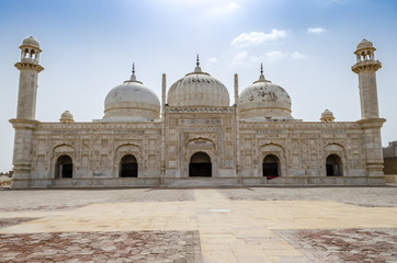 Fototapeta na wymiar Abbasi Mosque near Derawar Fort in Bahawalpur Pakistan