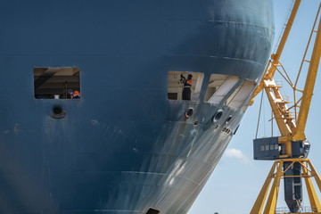 TRABAJADORES REPARANDO EL CASCO DE UN BUQUE