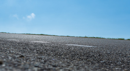 Asphalt mit blauem Himmel