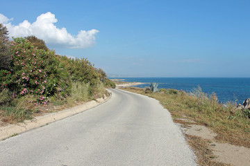 Paysage de Sicile, route en bord de mer