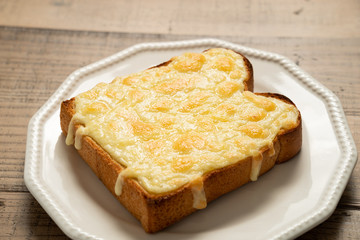 チーズたっぷりのトースト