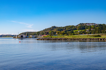 Fototapeta na wymiar beautiful day by the sea in hafrsfjord 