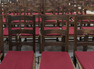 Stuhlreihen in einer Kirche
