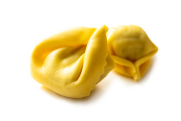 Tortellini freschi su fondo bianco