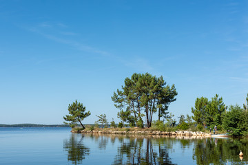 LACANAU (France), vue sur le lac - obrazy, fototapety, plakaty