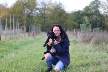 Frau mit Hundebaby