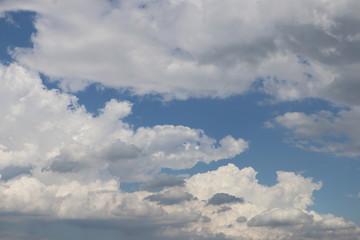 Fototapeta na wymiar white clouds and an blue sky