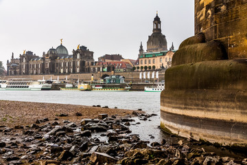 Dresden bei Niedrigwasser