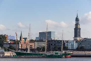 Landungsbrücken im Hamburger Hafen mit Schiffen Kirchen und Schiffsanleger