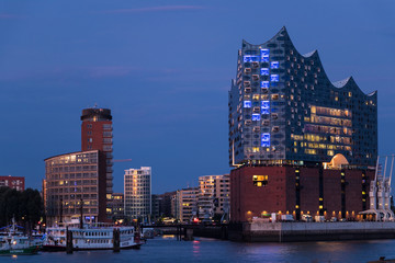 Hamburger Hafen am abend mit Blick auf Elbfilharmonie