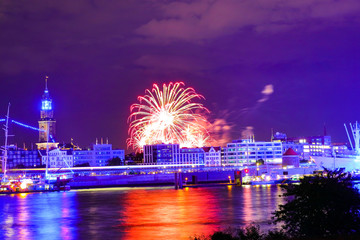 Hamburger Hafen bei Nacht mit Feuerwerk
