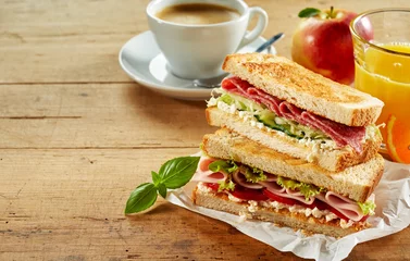 Abwaschbare Fototapete Snack Leckeres Kantinenfrühstück mit Sandwiches