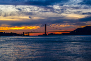 Fototapeta na wymiar Sunset behind the Golden Gate