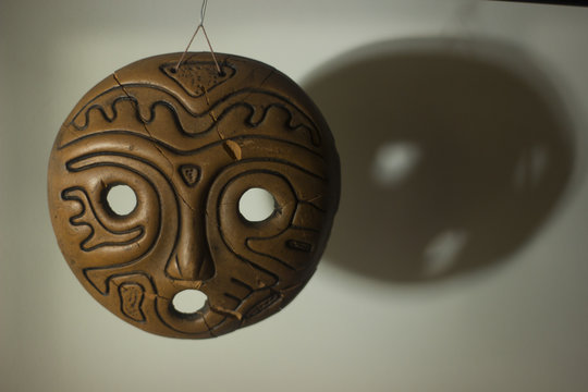 M&aacute;scara celta junto a su sombra