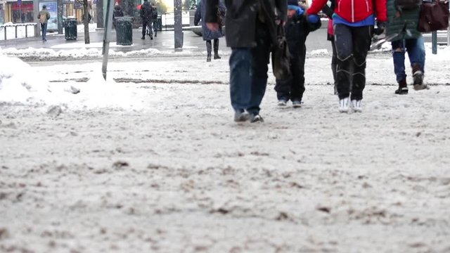 Caotic conditions in Oslo traffic when the snow starts falling in big chunks.