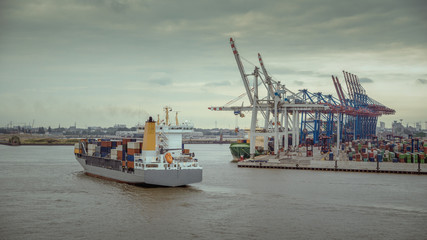 Containerschiff auf dem Weg zum Terminal